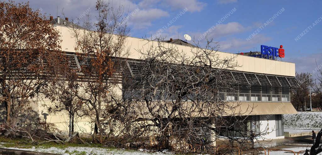 Építőipar - Budapest - Bontás előtt a BME két épülete