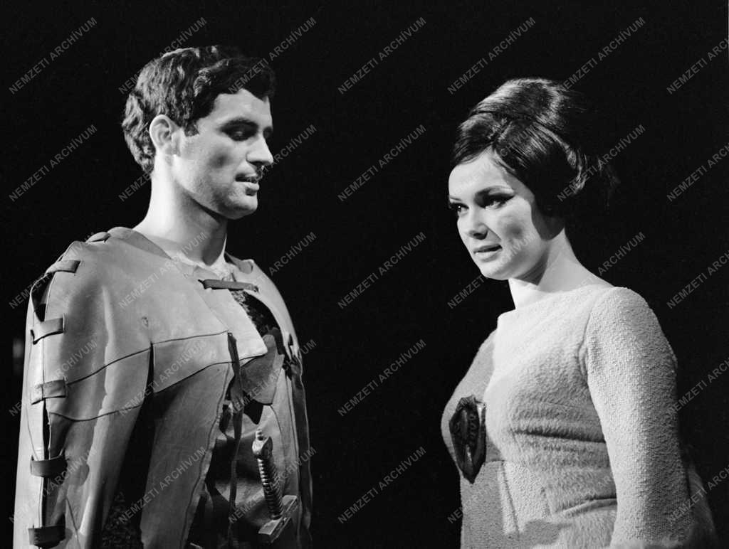 A két évre külföldre szerződött Tordai Teri helyett a „Czillei és a Hunyadiak” című drámában Gara Mária szerepét Dániel Vali vette át.