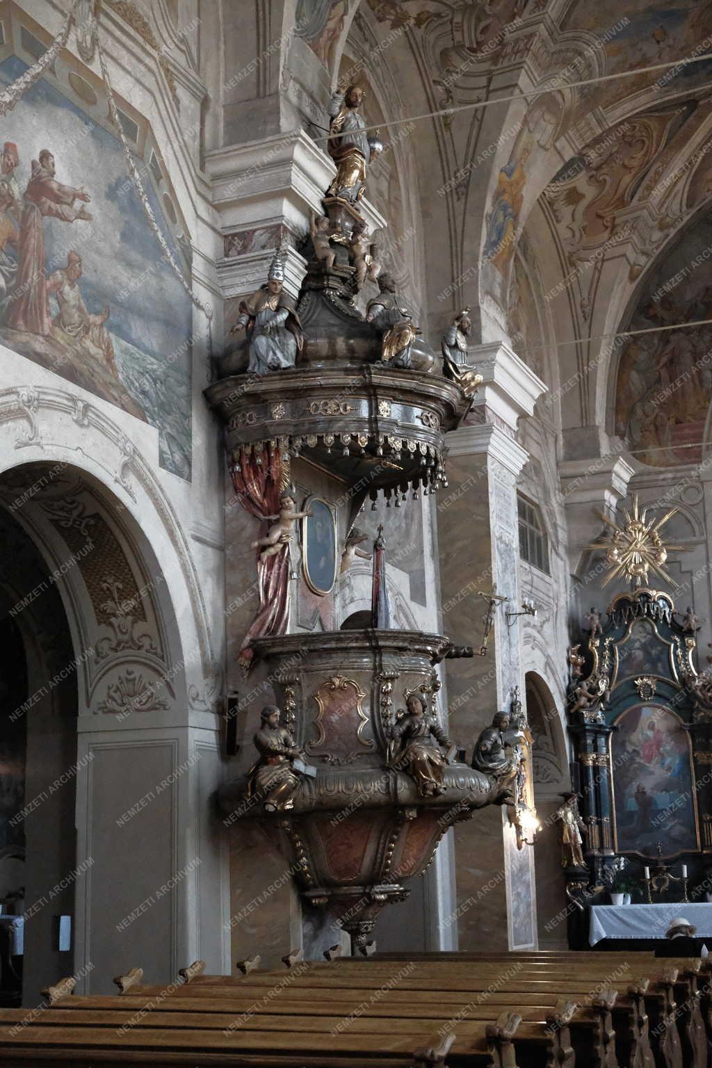 Egyház  - Gyöngyös - Sarlós Boldogasszony Ferences templom