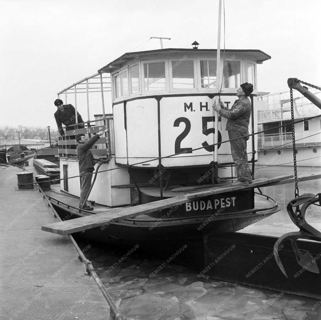 Közlekedés - A Magyar Hajózási Rt. téli kikötője