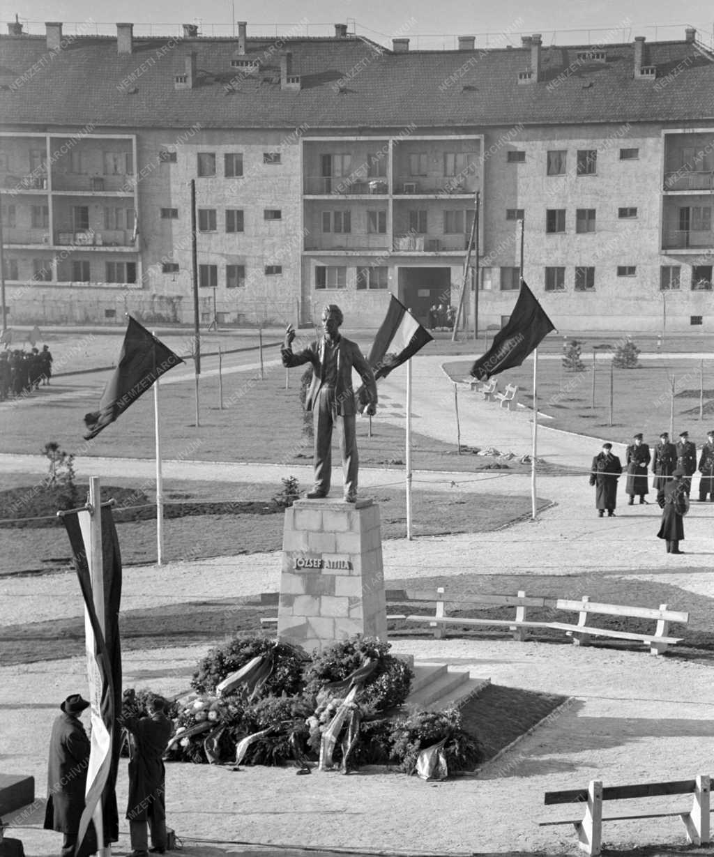Emlékmű - József Attila szobrának felavatása