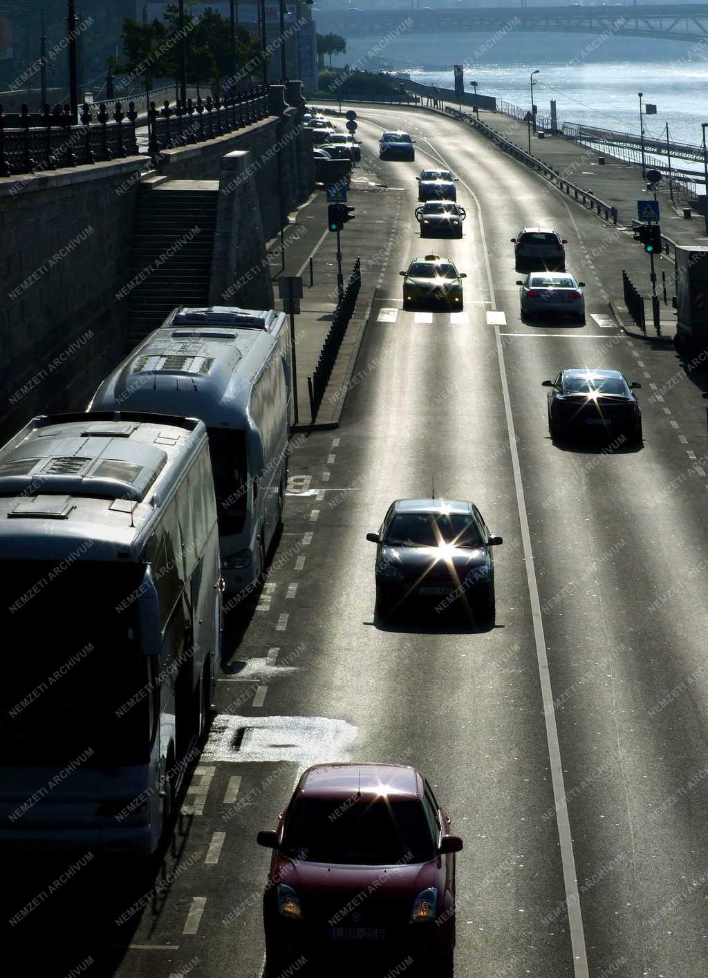 Közlekedés - Budapest - Forgalom a Salkaházi Sára rakparton