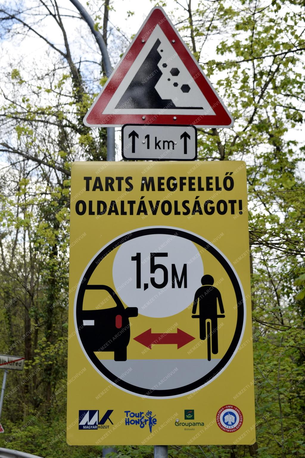 Közlekedés - Kerékpáros biztonságára figyelmeztető tábla