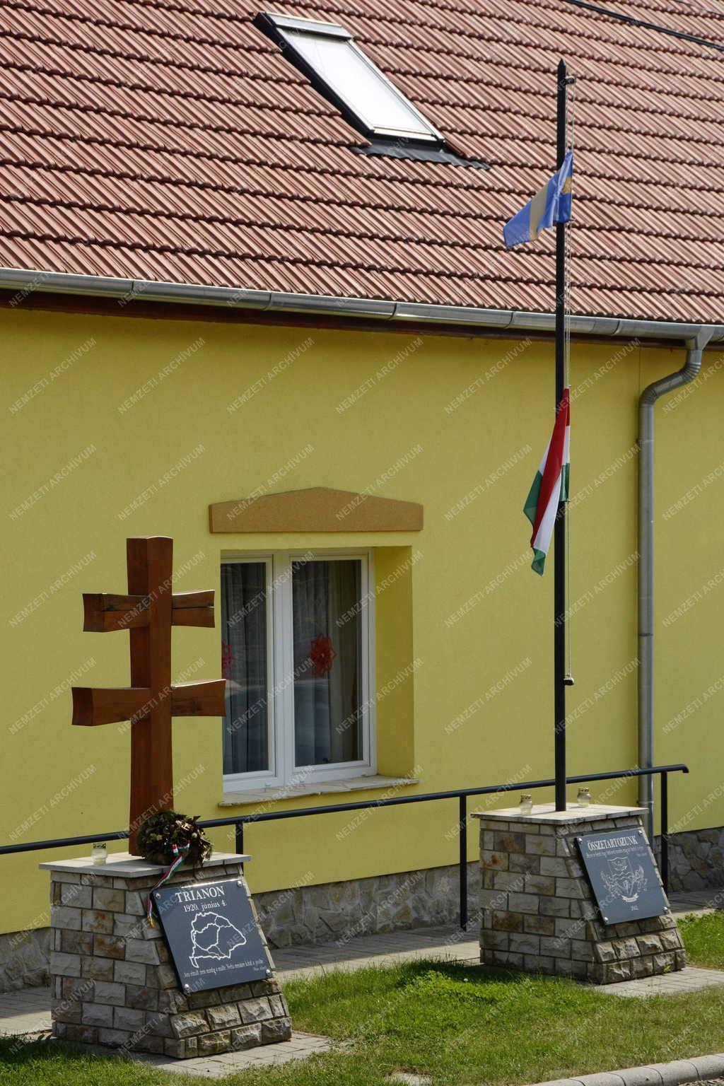 Emlékmű - Keszeg - Trianon emlékmű és Országzászló