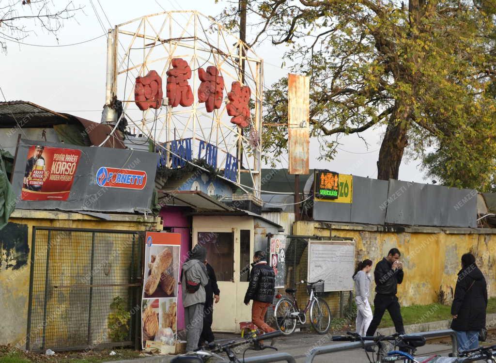 Kereskedelem - Budapest - Kínai piac a Kőbányai úton