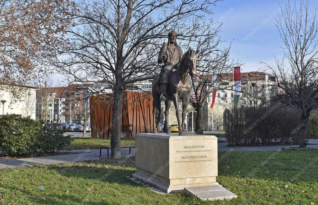 Köztéri szobor - Budapest - Árpád fejedelem 