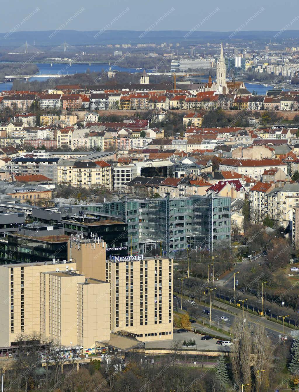 Városkép - Budapest - Alkotás úti épületek és a budai Vár