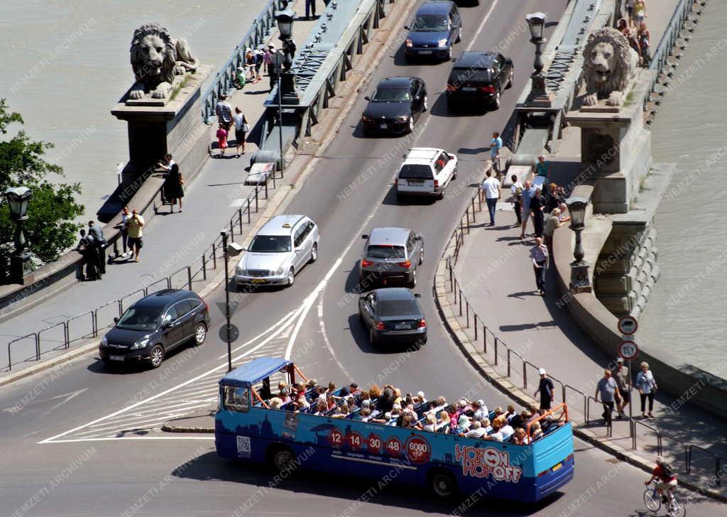 Idegenforgalom - Budapest - Turistabusz a Clark Ádám téren