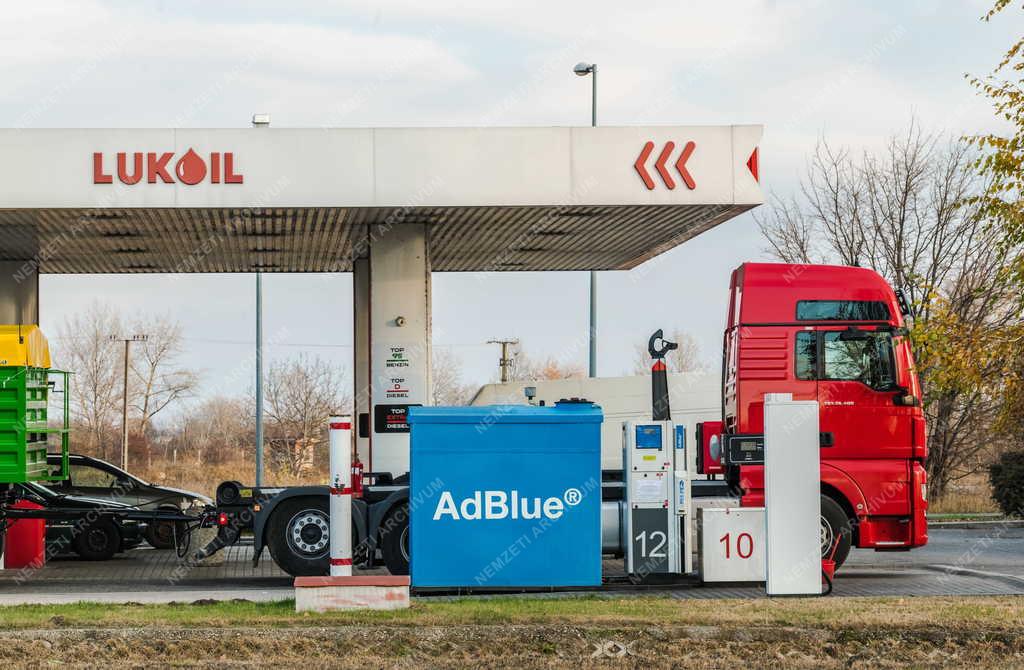 Közlekedés - Energia - Lukoil benzinkút Szigetszentmiklóson