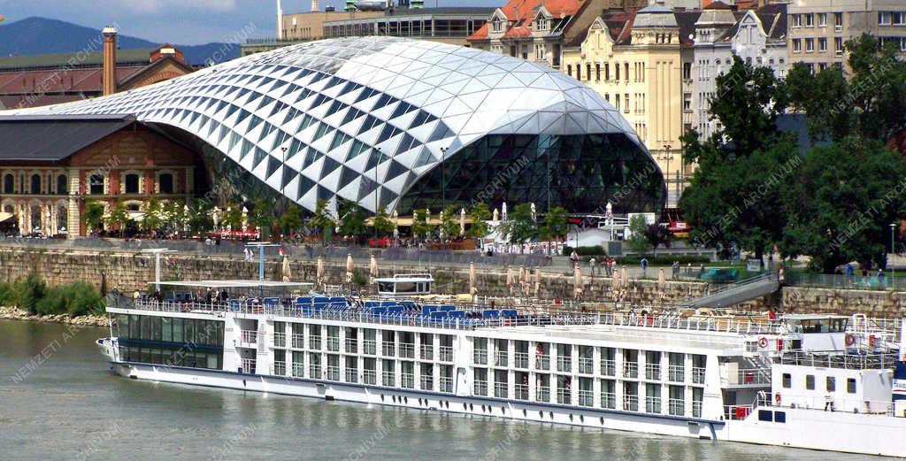 Idegenforgalom - Budapest - Külföldi üdülőhajók a fővárosban