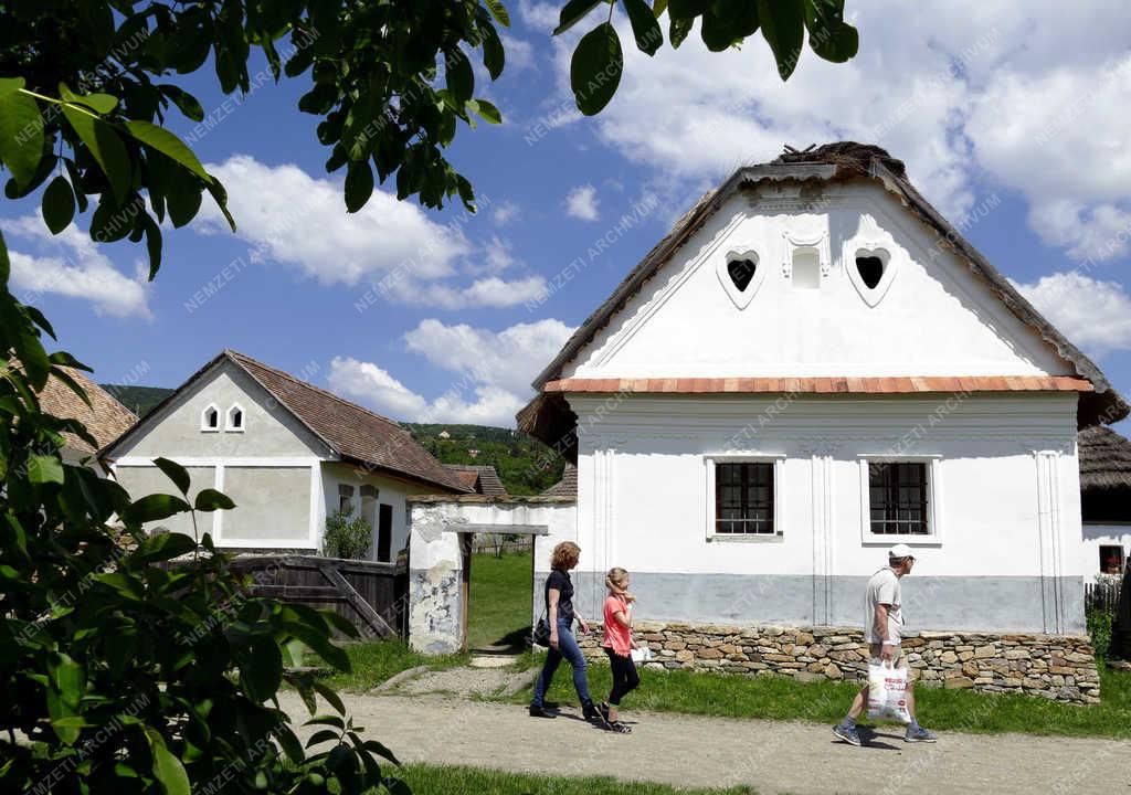 Turizmus - Szentendre - Népi építészet iránt érdeklődők a skanzenben