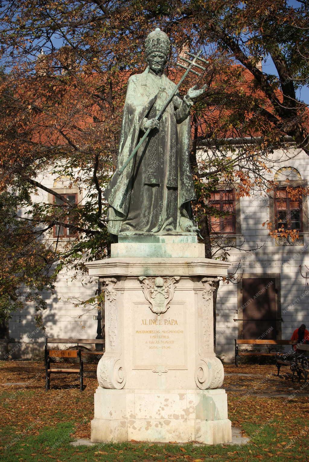 Köztéri szobor - Budapest - XI. Ince pápa szobra a Budai Várban