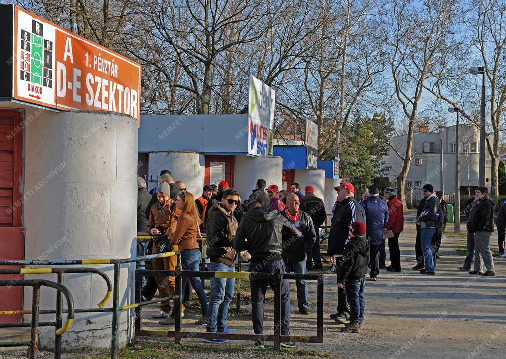 Sport - Debrecen - Érkeznek a szurkolók a stadion pénztáraihoz