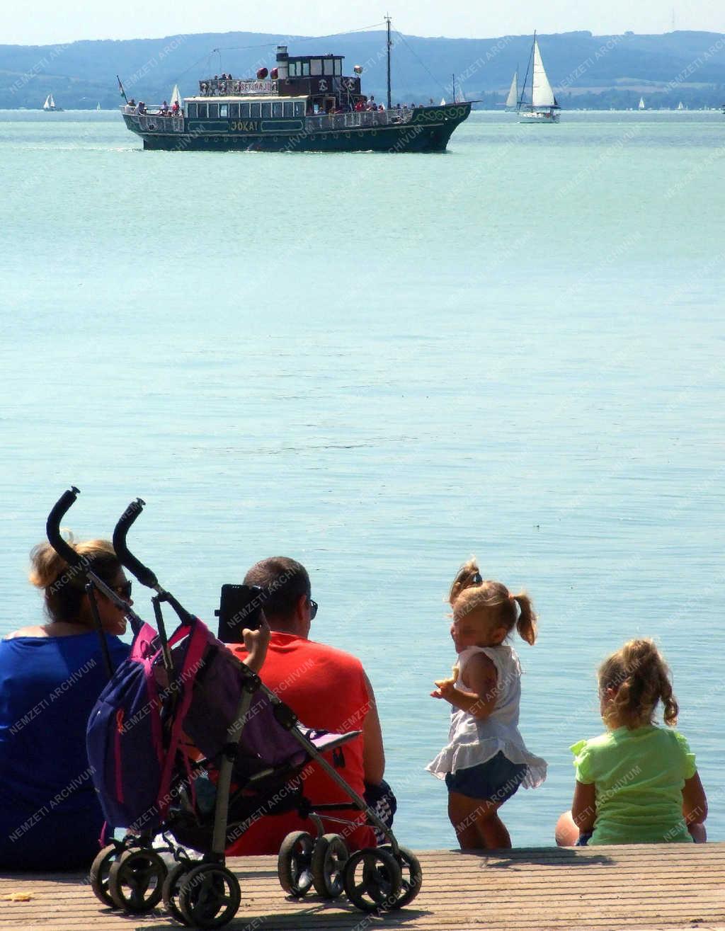 Életkép - Balatonfüred - Család a Balatonnál