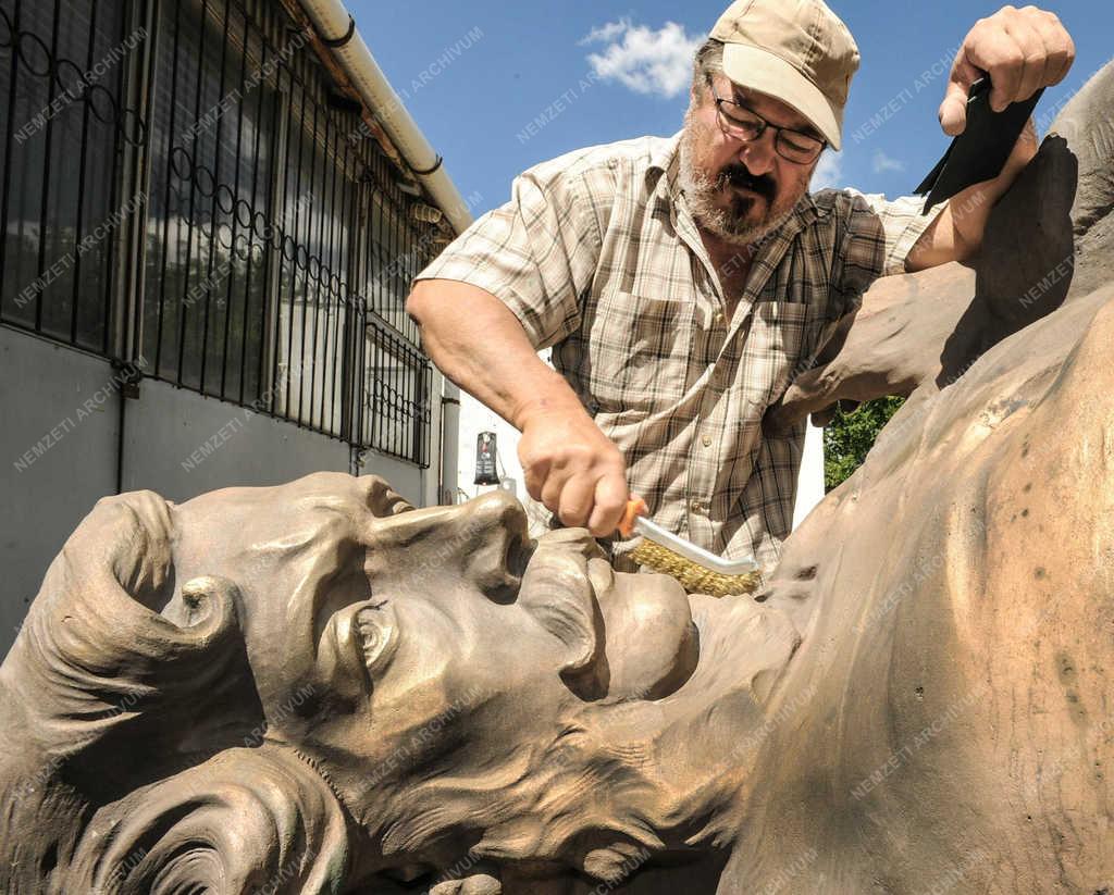 Művészet - Püspökladány - Szoborcsoport restaurálása