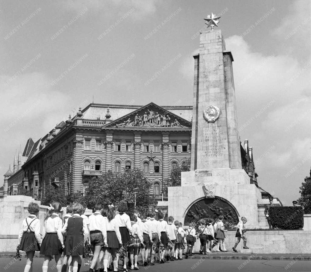 Évforduló - Győzelem Napja - Koszorúzás a Szabadság téren