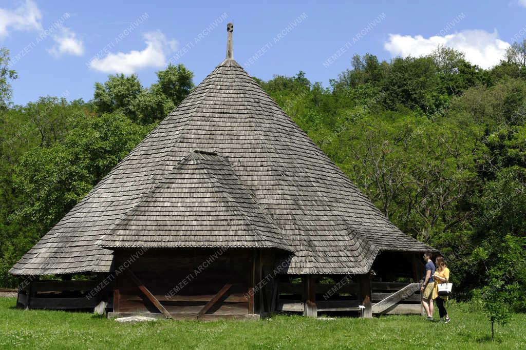 Népi építészet - Szentendre - Vámosoroszi szárazmalom a skanzenben