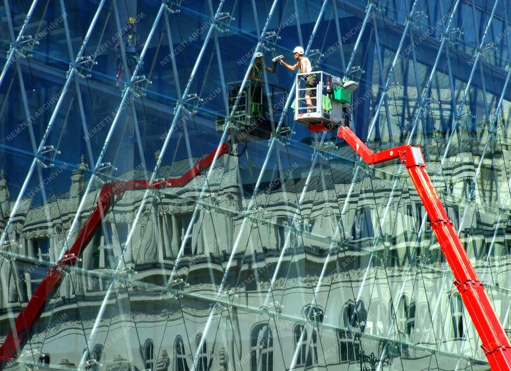 Vállalkozás - Budapest - Üvegfaltisztító vállalkozó a magasban