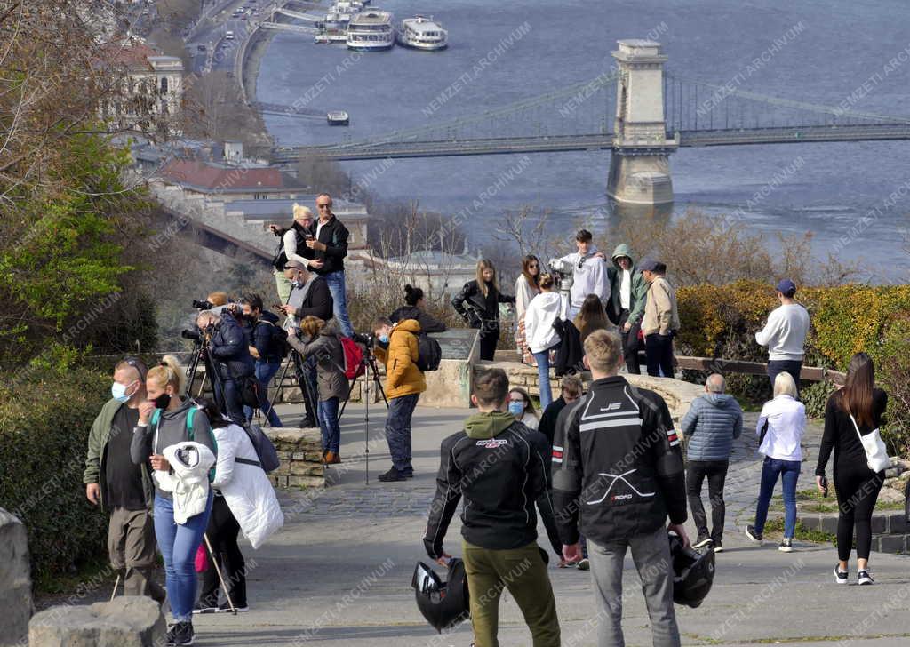 Szabadidő – Budapest – Kirándulók a Gellért-hegyen