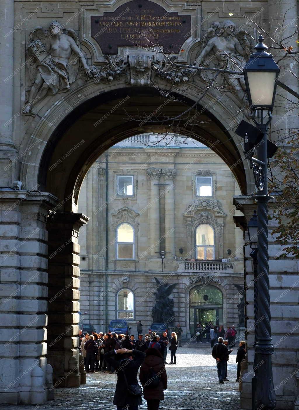 Turizmus - Budapest - Turisták a Budavári Palota udvarán
