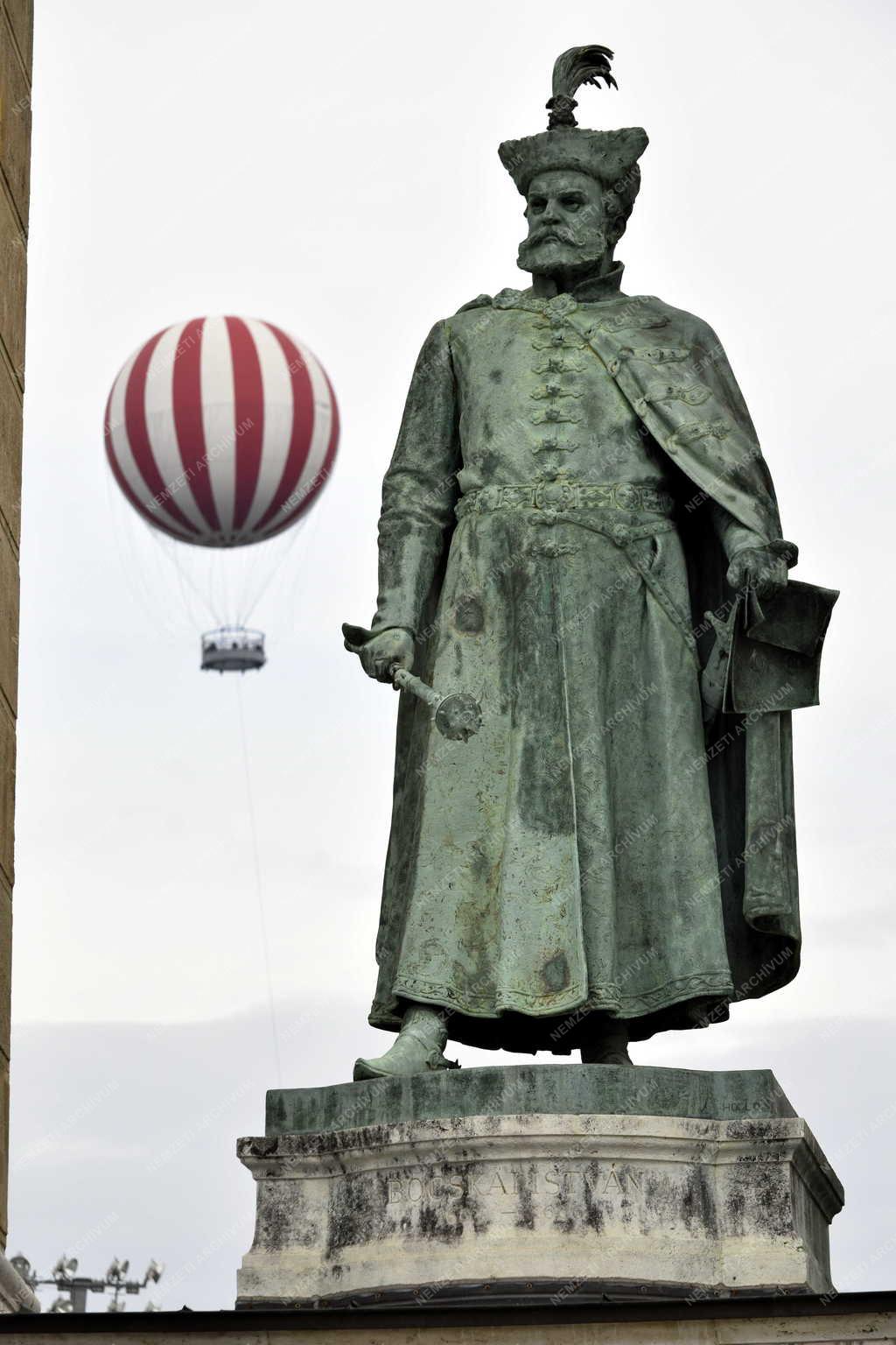Városkép - Budapest - Millenniumi emlékmű szobra és a Ballon kilátó