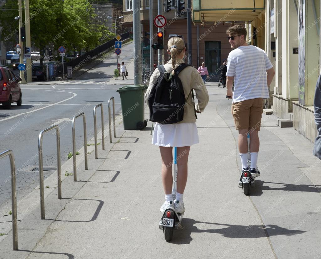 Közelkedés - Budapest - Elektromos rolerral közlekedők a Margit körúton