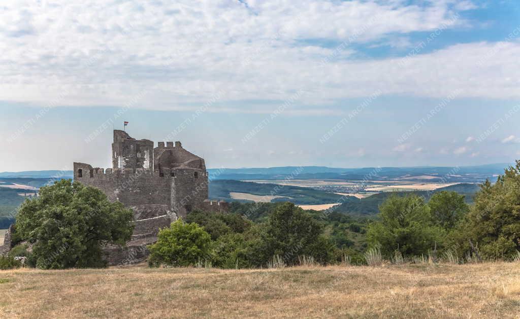 Turizmus - Műemlék épület - Hollókő vára