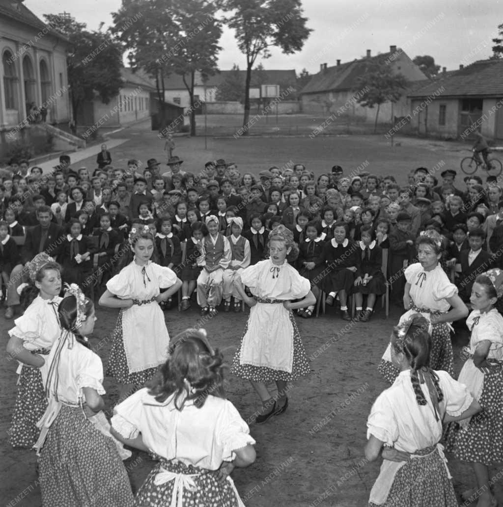 A Gyermekhét alkalmából koreai gyermekeket láttak vendégül a Soroksári úttörők (gyermeknap)