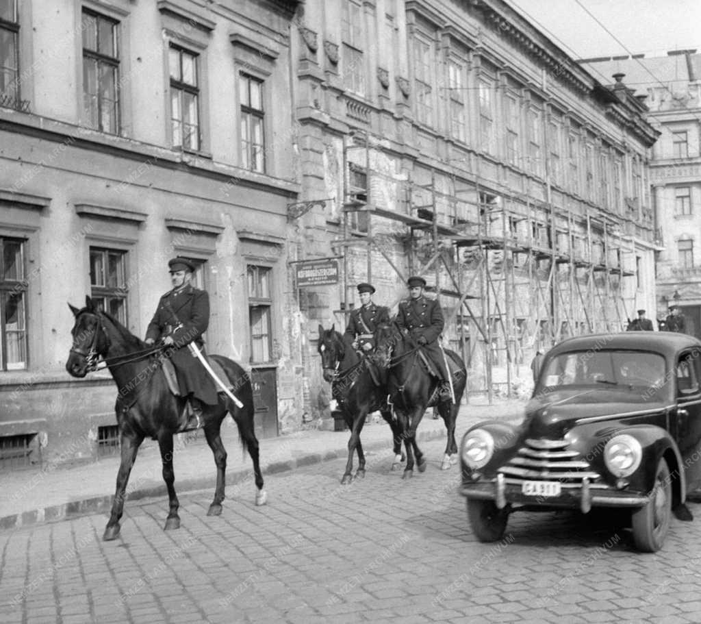 Városkép - Rendőrség - Lovas járőrök szolgálatban