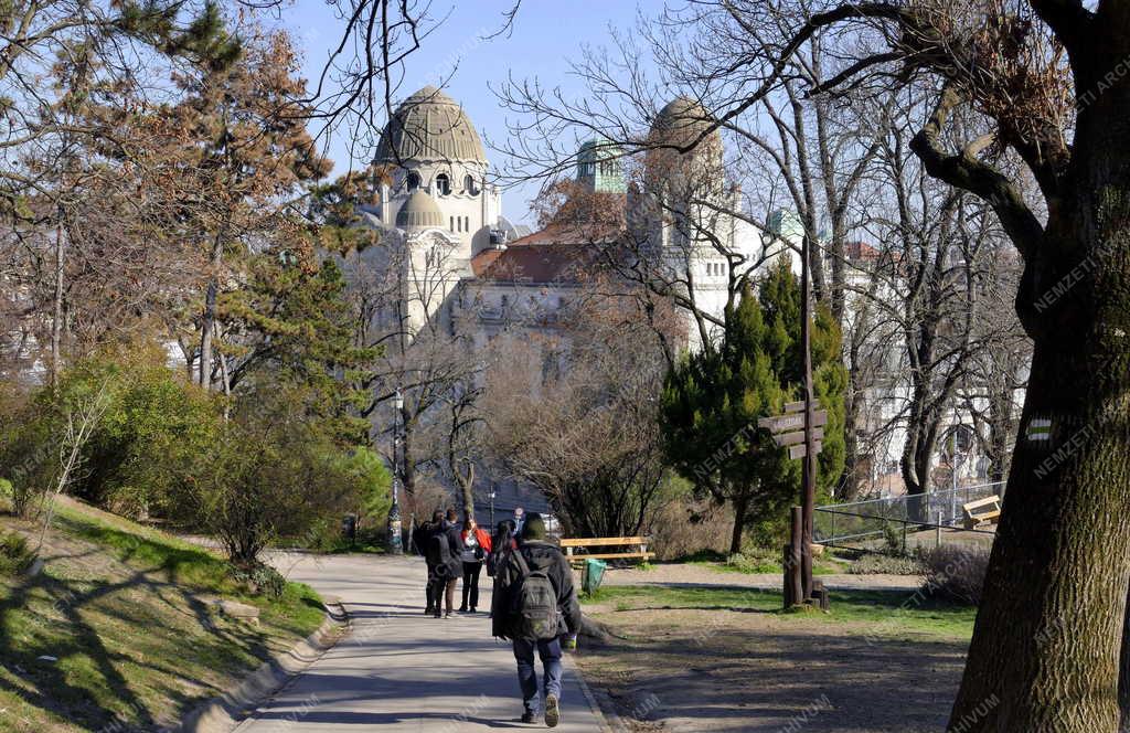 Idegenforgalom - Budapest - Turisták a Gellért hegynél