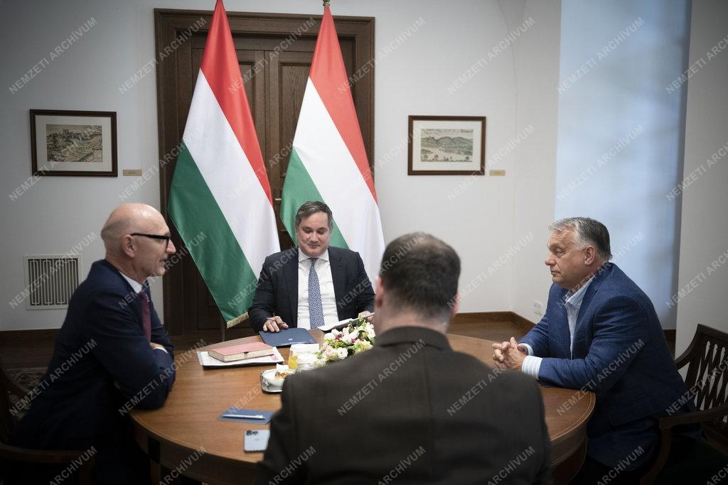 Orbán Viktor a Deutsche Telekom vezérigazgatójával tárgyalt