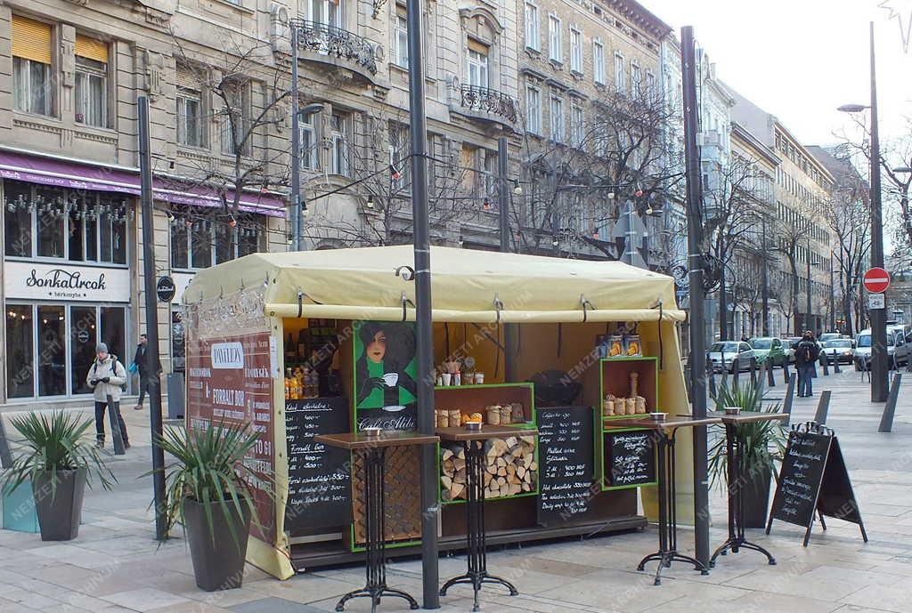 Vendéglátás - Budapest - A Café Alibi kávézó sátra