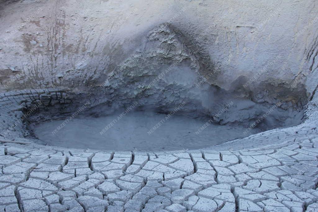 Természet - Gejzír a Yellowstone Nemzeti Parkban