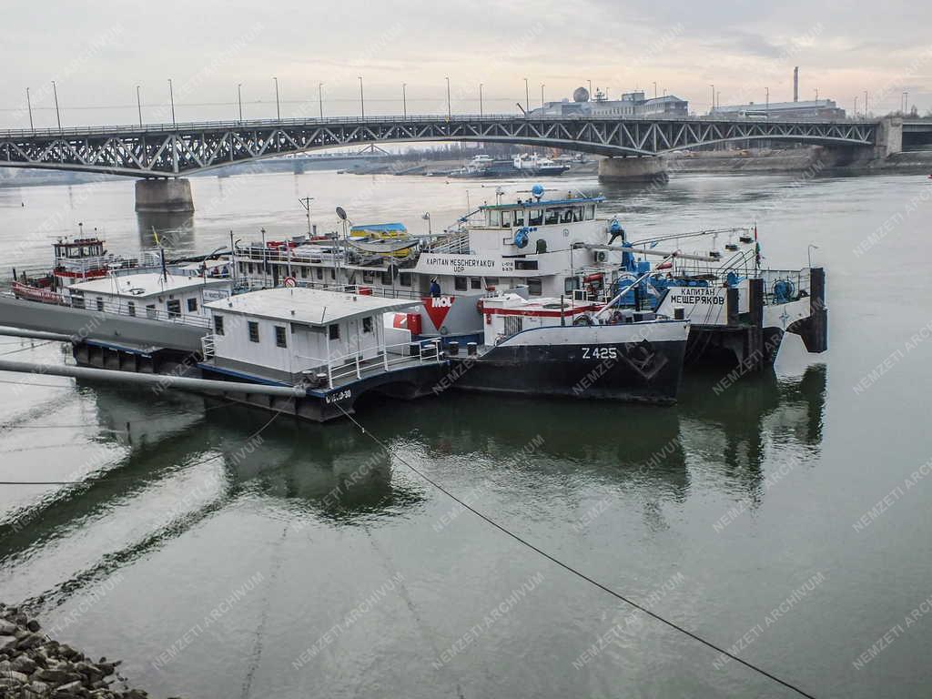 Vízi közlekedés - Budapest - Üzemanyag-kiszolgáló hajó a Dunán