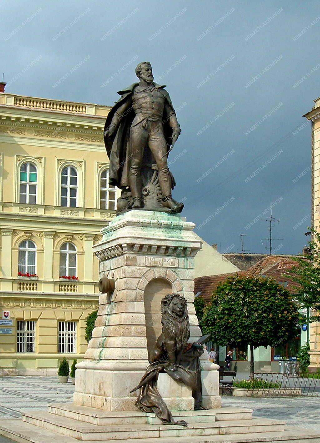 Révkomárom - Városkép - Klapka-szobor