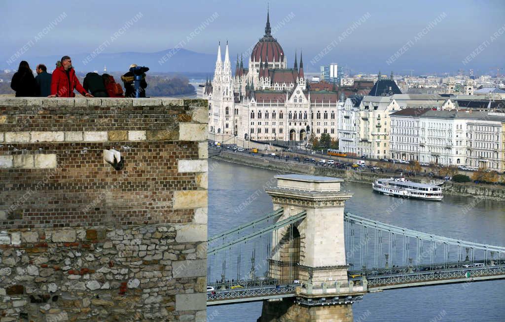 Idegenforgalom - Budapest - Turisták a budai várfalon