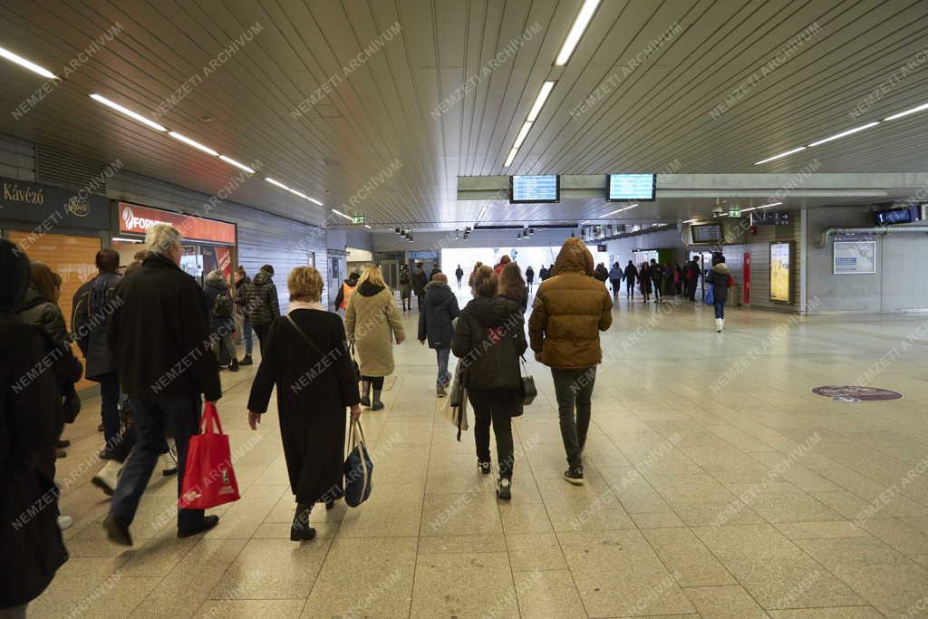 Közlekedés - Budapest - Kelenföldi vasútállomás aluljáró