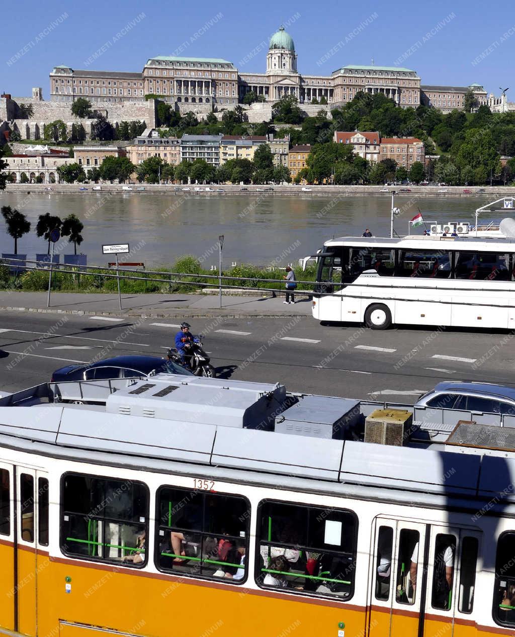 Városkép - Budapest - Duna-parti panoráma a 2-es villamostól