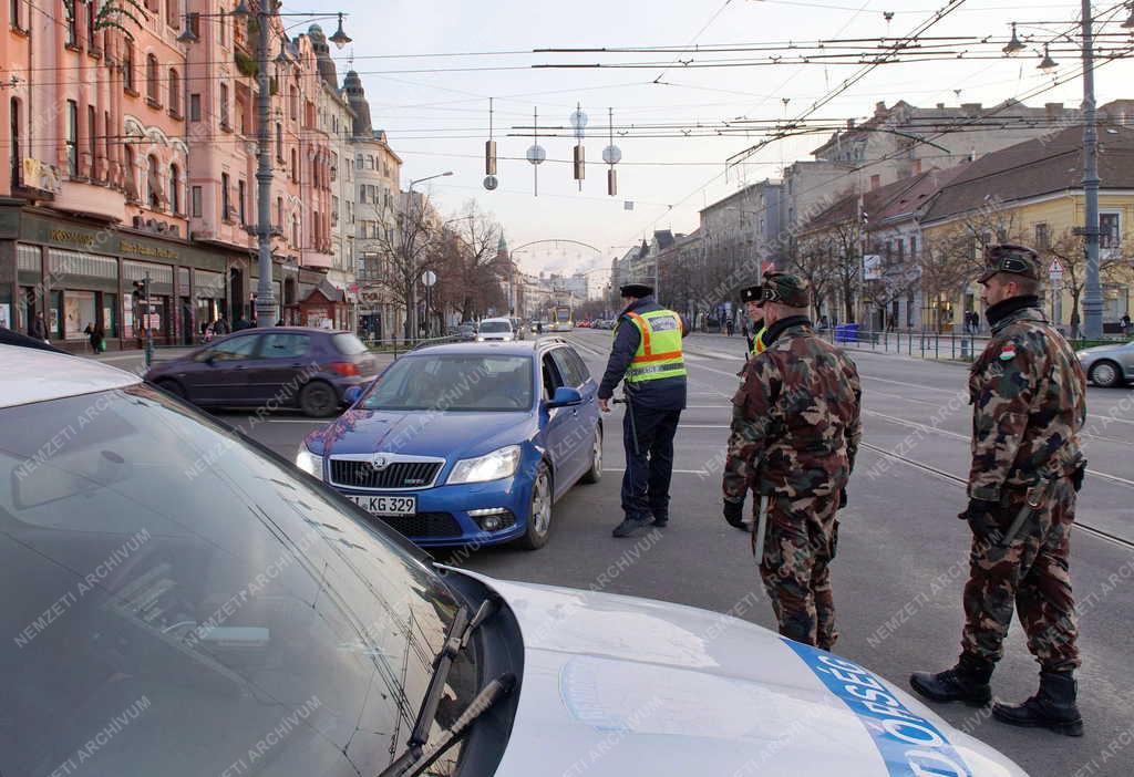 Közbiztonság - Debrecen - Rendőrök és katonák együttműködése 