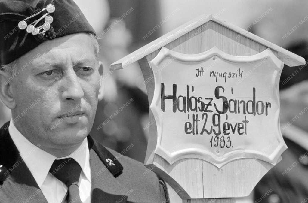Halálozás - Bányásztemetés Oroszlányban