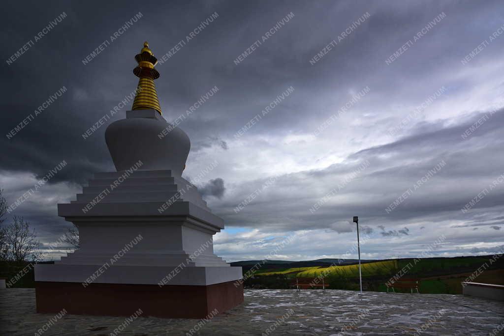 Tájkép - Egyház - Becske - Buddhista megvilágosodás-sztupa