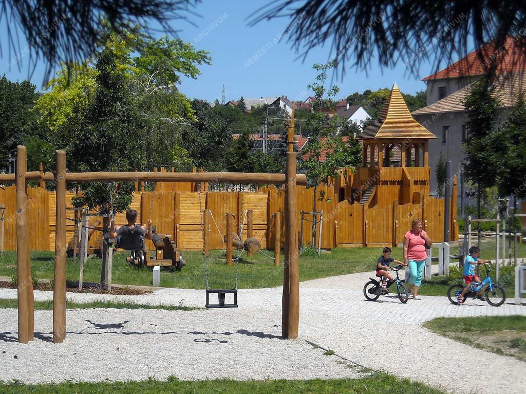 Városkép - Várpalota - Játszótér rönkvárral