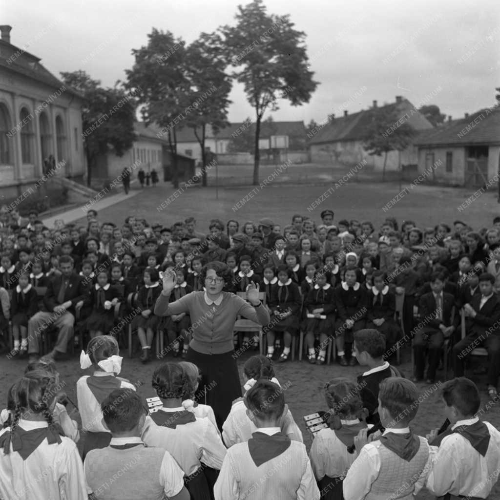 A Gyermekhét alkalmából koreai gyermekeket láttak vendégül a Soroksári úttörők (gyermeknap)