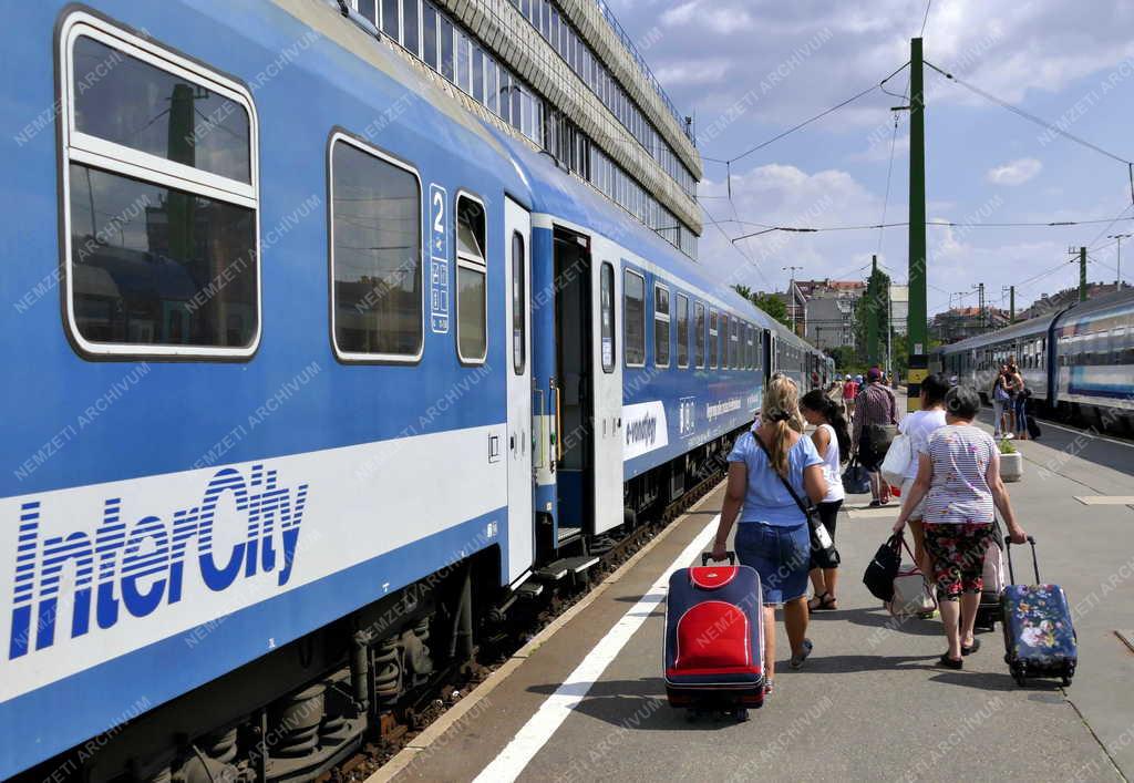 Közlekedés - Budapest - Utasok a Déli pályaudvaron