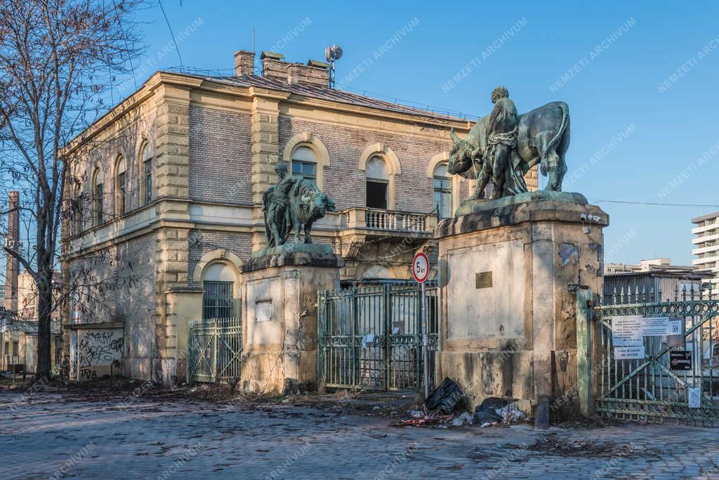 Műalkotás - Budapest - Közvágóhíd bejáratát díszítő szobrok