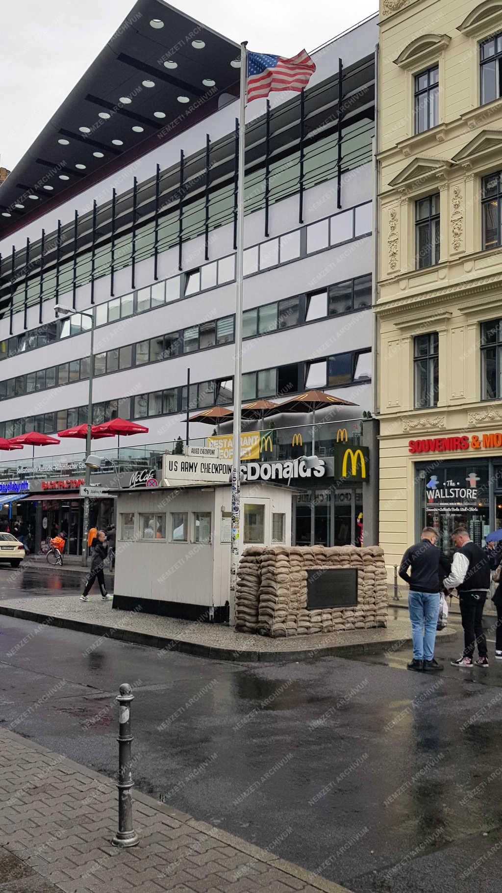 Történelmi helyszín - Berlin - A Checkpoint Charlie határátkelő 