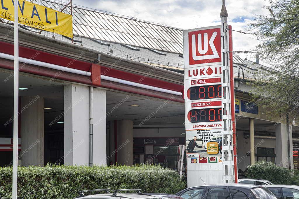 Közlekedés - Energia - Lukoil benzinkút a Józsefvárosban