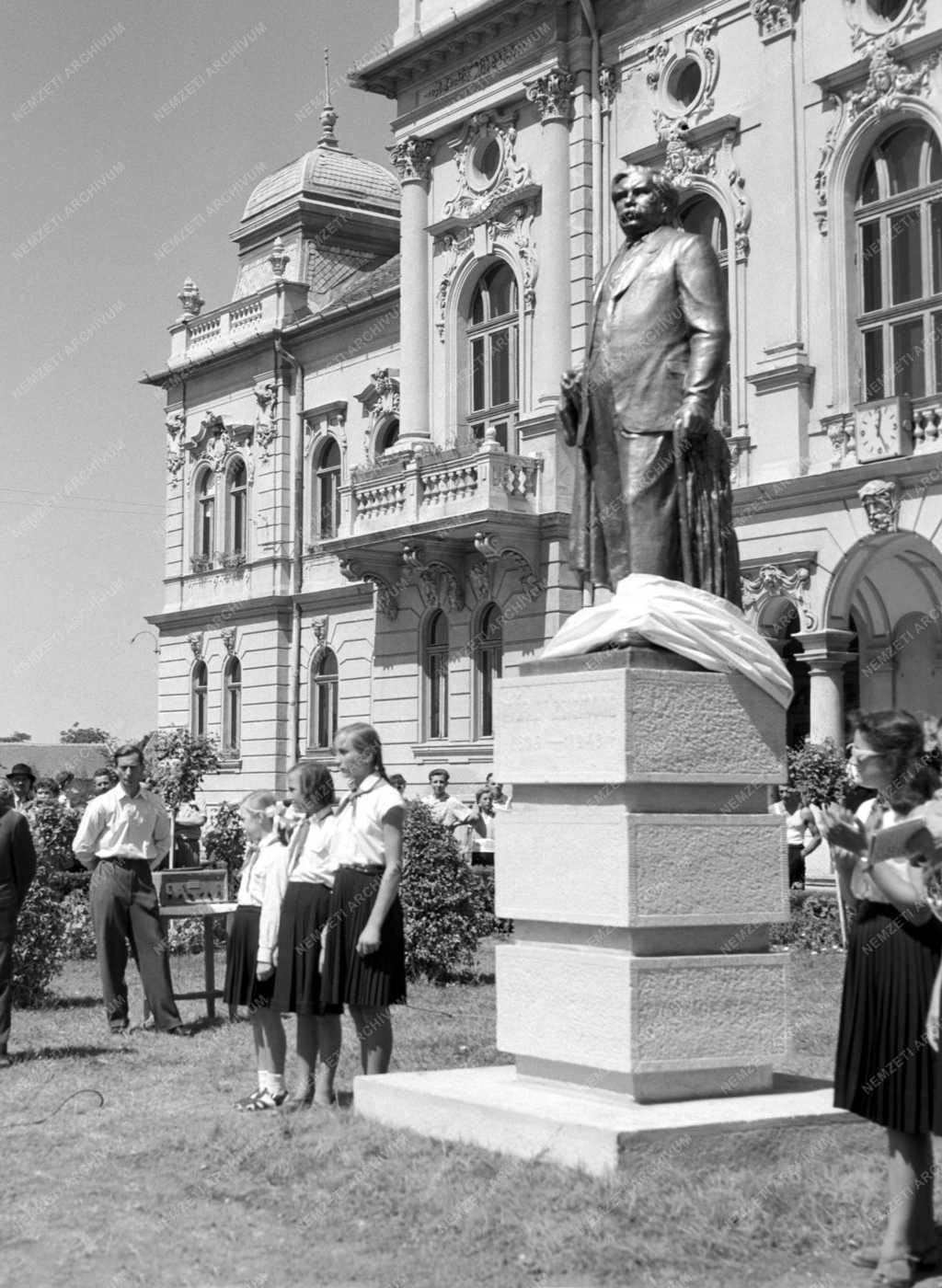 Ünnep - Nagykun Napok - Móricz Zsigmond szobor