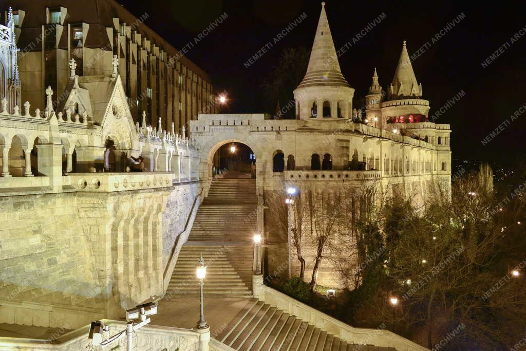 Budapest - A Halászbástya esti kivilágításban