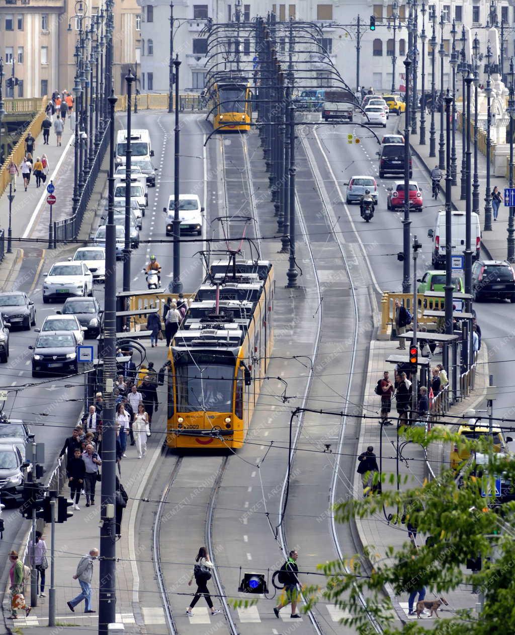 Városkép - Budapest - Járműforgalom a Margit hídon